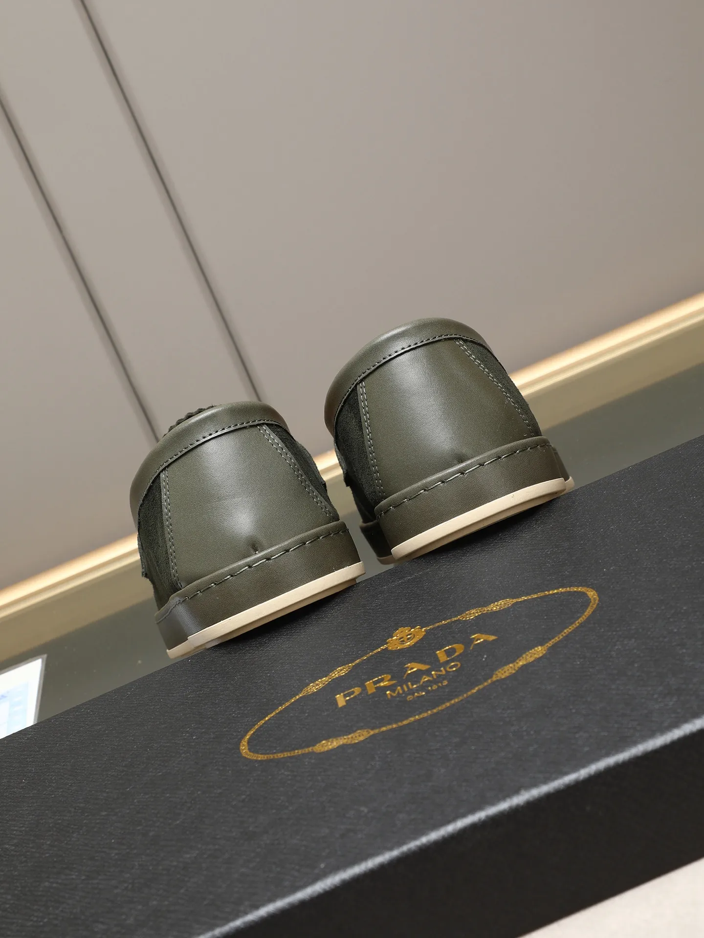 Men's men's shoes 💰P420 🆕🔥New update🔥👟PRADA (Prada) new products are released, imported soft cowhide, fashionable to allow air to penetrate the entire shoe, and the awesome shoes [strong] bring an extremely comfortable and breathable feeling! Beautiful inside and out! Exquisite workmanship, top-grade cowhide material, 😌Number: 38~44 (45 customized) 4 colors of black, blue, gray to choose from.